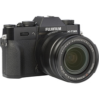 Fujifilm X-T30 II + Fujinon Super EBC XF 18-55 mm R LM OIS - Vue de 3/4 vers la droite