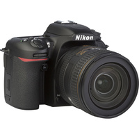 Nikon D7500 + AF-S DX Nikkor 16–80 mm E ED VR - Vue de 3/4 vers la droite