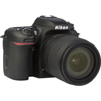 Nikon D7500 + AF-S DX Nikkor 18-105 mm G ED VR - Vue de 3/4 vers la droite