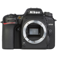 Nikon D7500 + AF-S DX Nikkor 18-105 mm G ED VR - Vue de face sans objectif