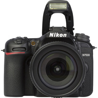 Nikon D7500 + AF-S DX Nikkor 18-105 mm G ED VR - Vue de face