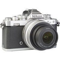 Nikon Z FC + Nikkor Z DX 16-50 mm VR - Vue de 3/4 vers la droite
