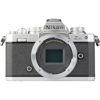 Nikon Z FC + Nikkor Z DX 16-50 mm VR - Vue de face sans objectif