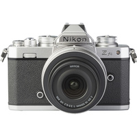 Nikon Z FC + Nikkor Z DX 16-50 mm VR - Autre vue de face