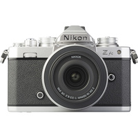 Nikon Z FC + Nikkor Z DX 16-50 mm VR - Vue de face