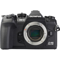 Olympus OM-D E-M1 Mark III + M.Zuiko Digital ED 12-40 mm Pro - Vue de face sans objectif