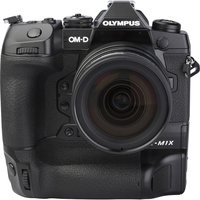 Olympus OM-D E-M1X + M.Zuiko Digital ED 12-40 mm Pro - Autre vue de face