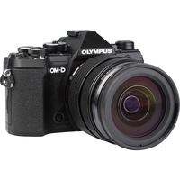 Olympus OM-D E-M5 Mark III + M.Zuiko Digital ED 12-40 mm Pro - Vue de 3/4 vers la droite