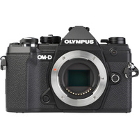 Olympus OM-D E-M5 Mark III + M.Zuiko Digital ED 12-40 mm Pro - Vue de face sans objectif