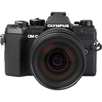 Olympus OM-D E-M5 Mark III + M.Zuiko Digital ED 12-40 mm Pro - Vue de face