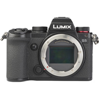 Panasonic Lumix DC-S5 + Lumix S 20-60 mm - Vue de face sans objectif