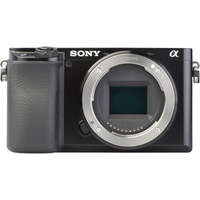 Sony ILCE-6100 + E 16-50 mm PZ OSS SELP1650 - Vue de face sans objectif