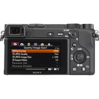 Sony ILCE-6400 + E 18-135 mm OSS SEL18135 - Vue de dos