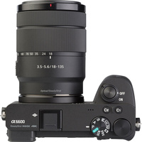Sony ILCE-6600 + E 18-135 mm OSS SEL18135 - Vue du dessus