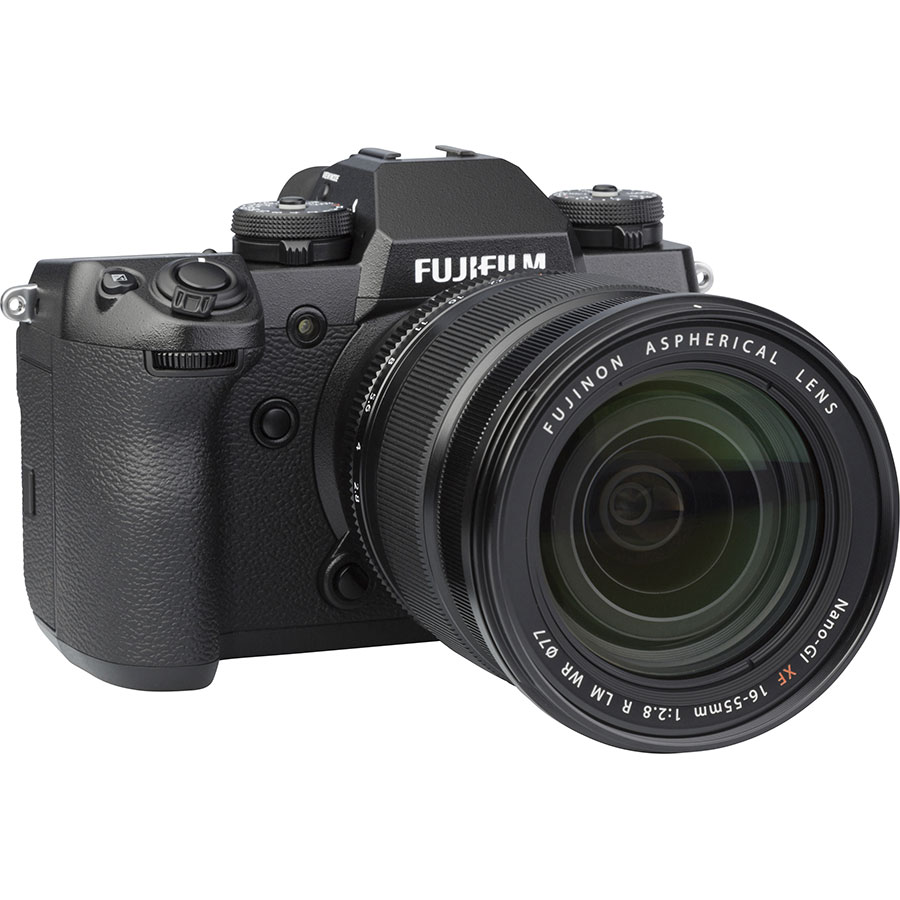 Fujifilm X-H1 + Fujinon Nano-Gl XF 16-55 mm R LM WR - Vue de 3/4 vers la droite