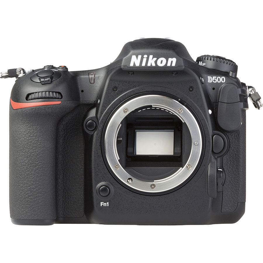 Nikon D500 + AF-S DX Nikkor 16-80 mm E ED VR - Vue de face sans objectif