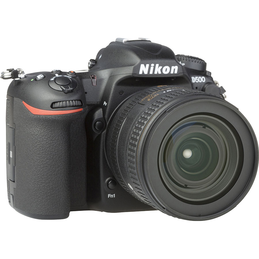 Nikon D500 + AF-S DX Nikkor 16-80 mm E ED VR - Vue de 3/4 vers la droite