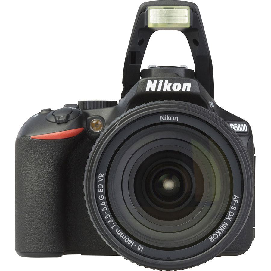 Nikon D5600 + AF-S DX Nikkor 18-140 mm G ED VR - Vue de face