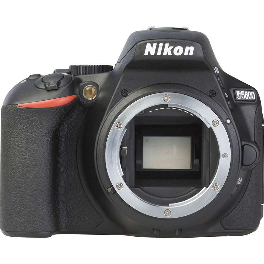 Nikon D5600 + AF-S DX Nikkor 18-140 mm G ED VR - Vue de face sans objectif
