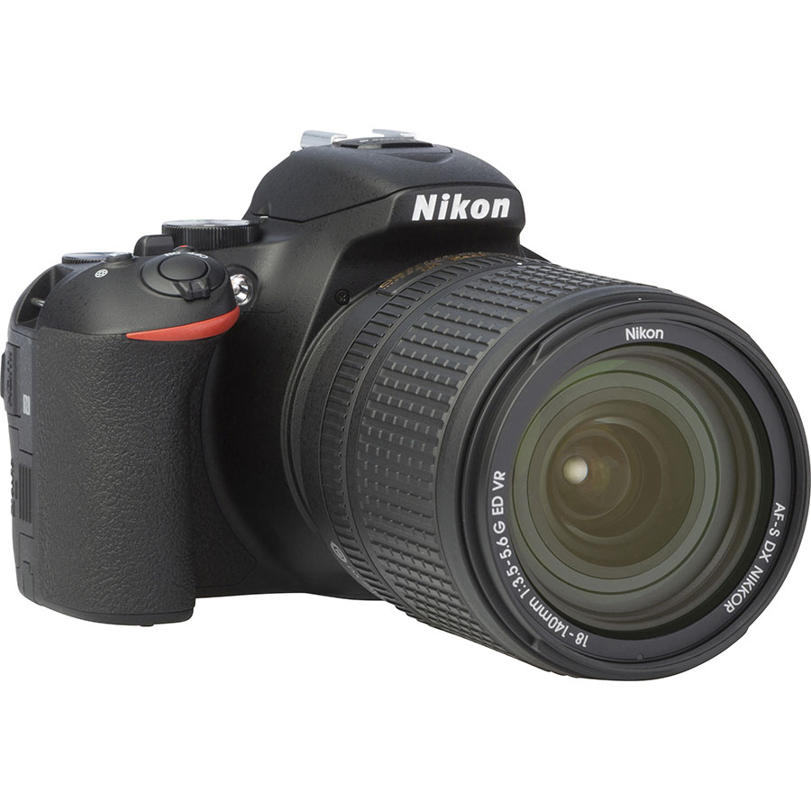 Nikon D5600 + AF-S DX Nikkor 18-140 mm G ED VR - Vue de 3/4 vers la droite
