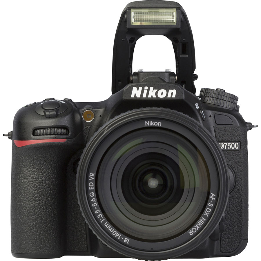 Nikon D7500 + AF-S DX Nikkor 18-140 mm G ED VR - Vue de face