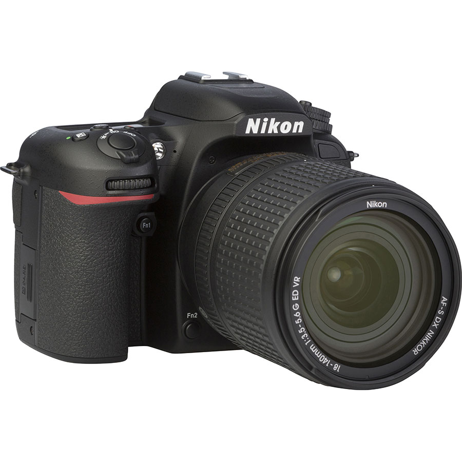 Nikon D7500 + AF-S DX Nikkor 18-140 mm G ED VR - Vue de 3/4 vers la droite