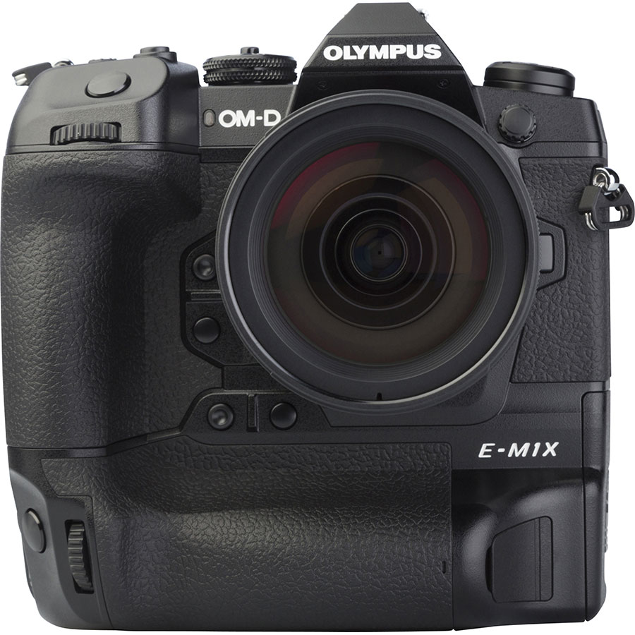 Olympus OM-D E-M1X + M. Zuiko Digital ED 12-40 mm Pro - Vue de face