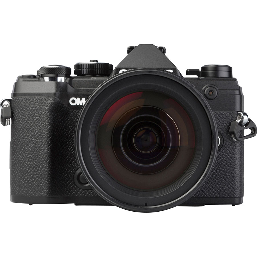 Olympus OM-D E-M5 Mark III + M.Zuiko Digital ED 12-40 mm Pro - Vue de face avec le flash