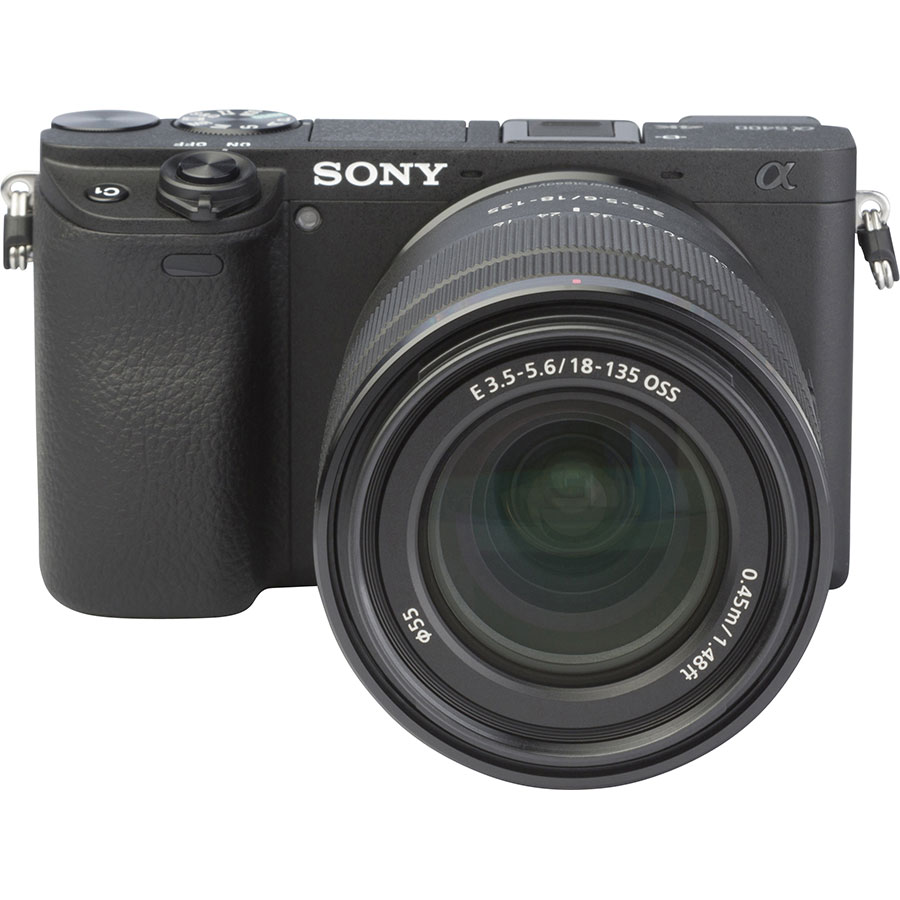 Sony ILCE-6400 + E 18-135 mm OSS SEL18135 - Autre vue de face