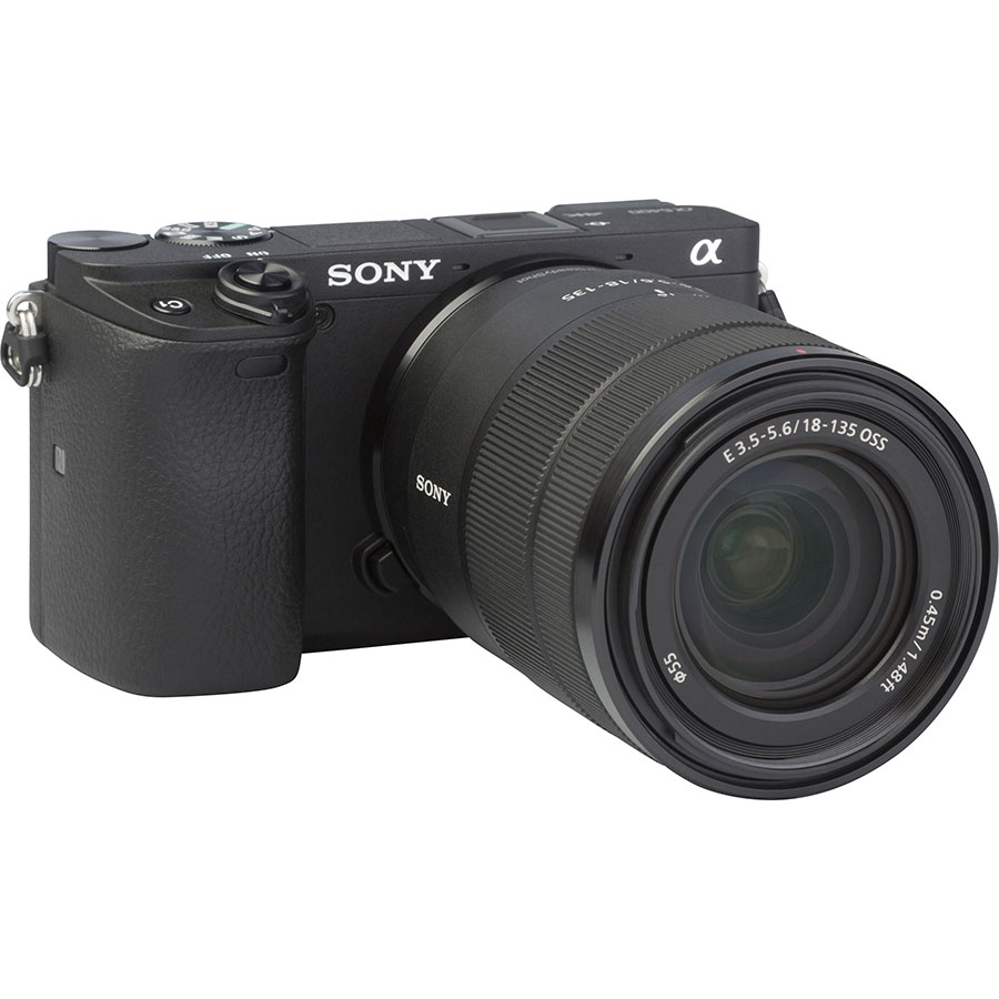 Sony ILCE-6400 + E 18-135 mm OSS SEL18135 - Vue de 3/4 vers la droite