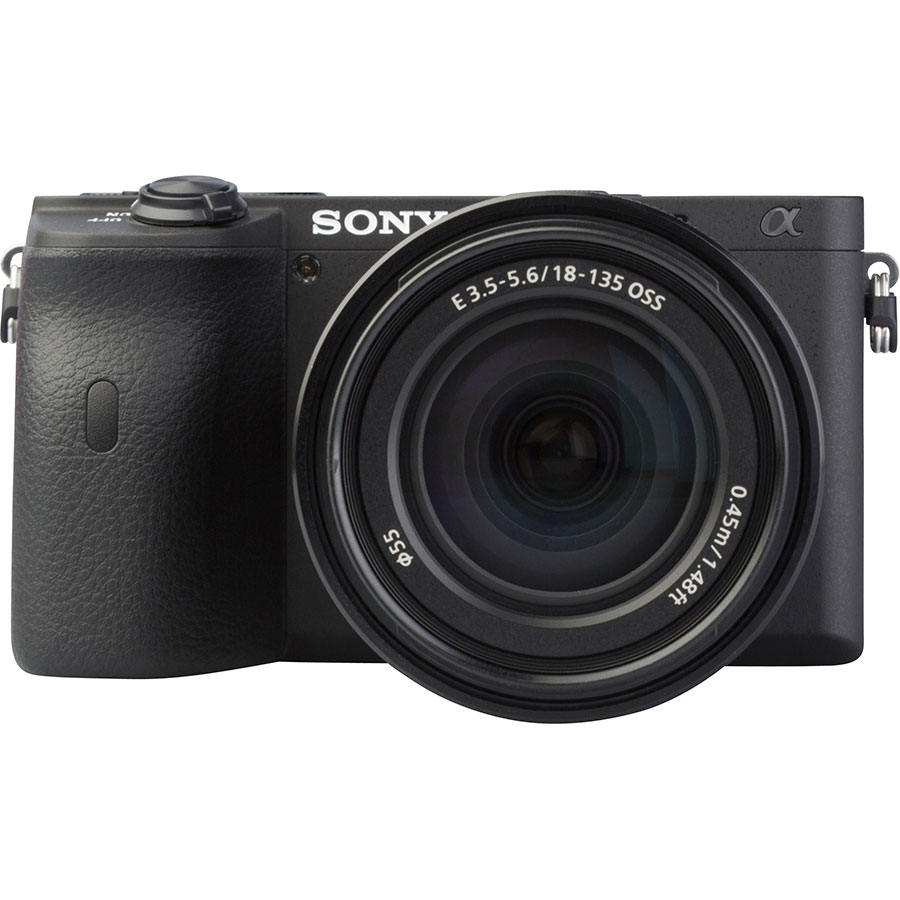 Sony ILCE-6600 + E 18-135 mm OSS SEL18135 - Vue de face avec le flash