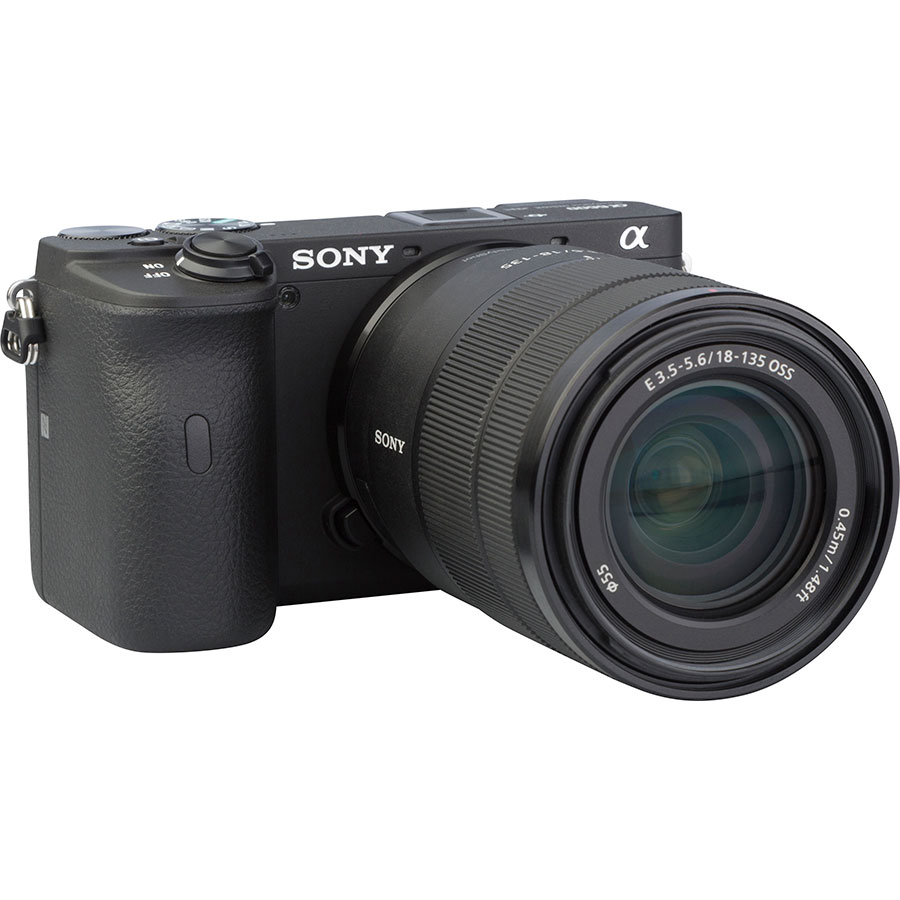 Sony ILCE-6600 + E 18-135 mm OSS SEL18135 - Vue de 3/4 vers la droite
