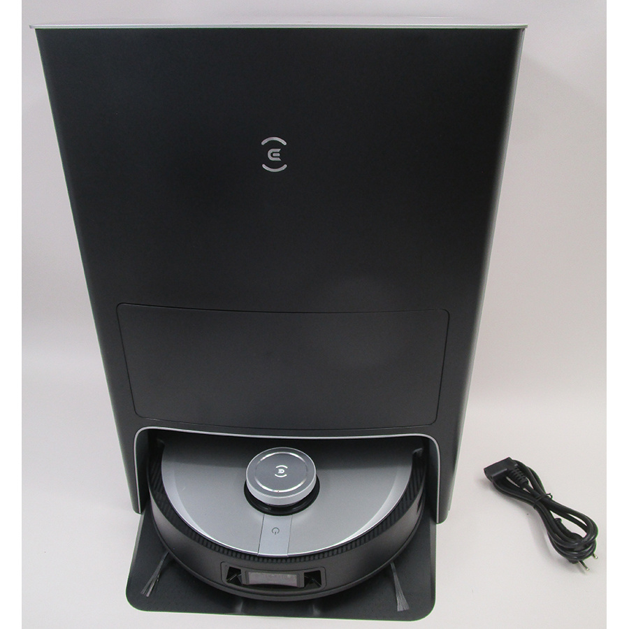Ecovacs Deebot X1 Omni - Aspirateur sur sa station de charge