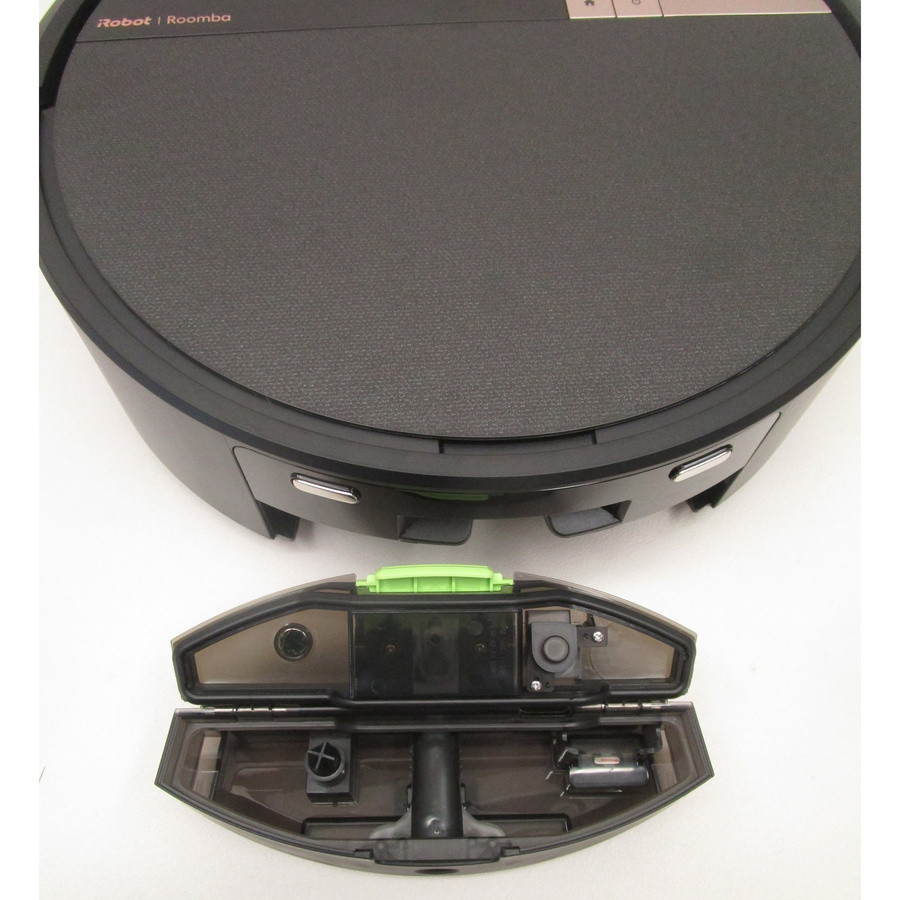 iRobot Roomba Max 705 Combo + base AutoWash X185040 - Réservoir d'eau ouvert