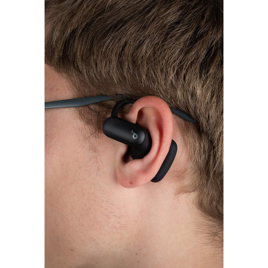 Soundcore Aerofit 2 Pro (open-ear mode) - Écouteur installé à l'oreille avec des lunettes