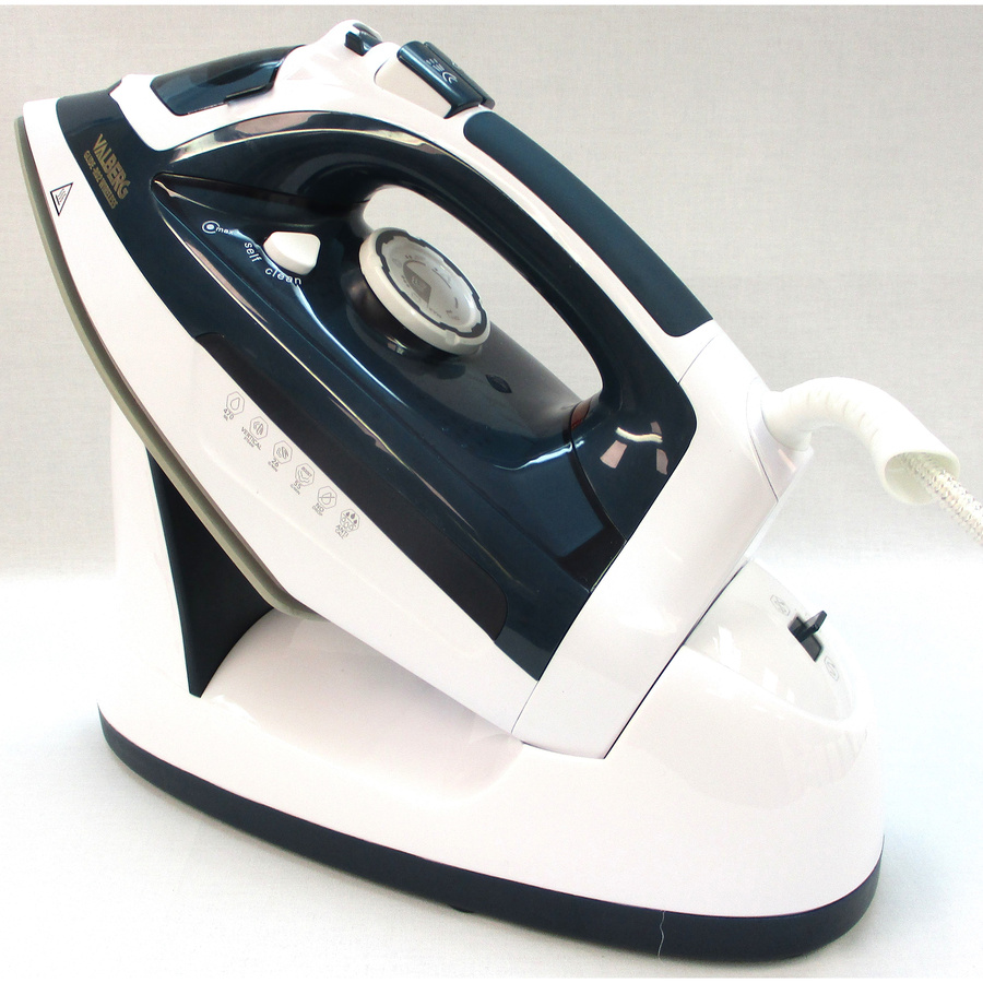 Valberg (ElectroDepot) Fer à repasser sans fil (Code article 971880) - Vue d'ensemble posé sur le support de chargement