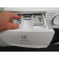 Electrolux EW7IW2856BG - Bouton de retrait du bac à produits