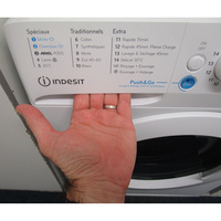 Indesit BDE86435WVFR - Ouverture du tiroir à détergents
