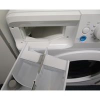 Indesit BDE86435WVFR - Retrait du bac à produit