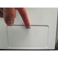 Thomson (Darty) THWD86140WH3 - Ouverture de la trappe du filtre de vidange