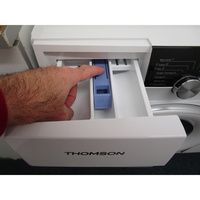 Thomson THWD86140WH2 - Bouton de retrait du bac à produits