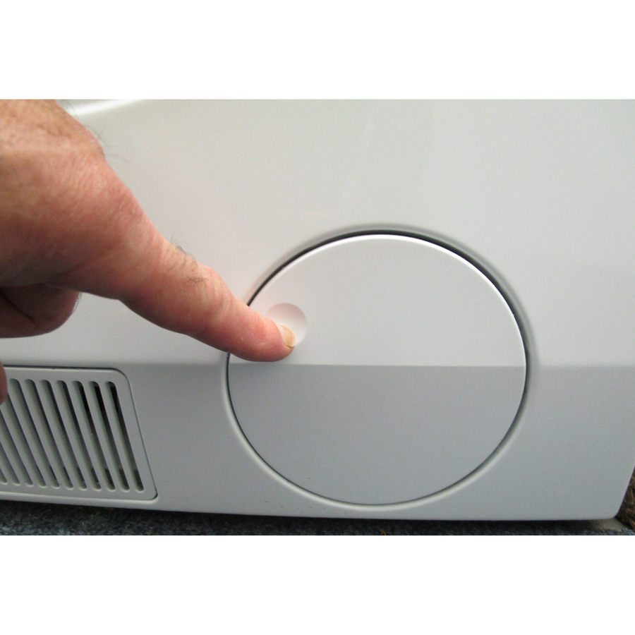 AEG LWR98B166X - Ouverture de la trappe du filtre de vidange