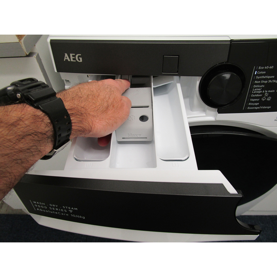 AEG LWR98B166X - Bouton de retrait du bac à produits