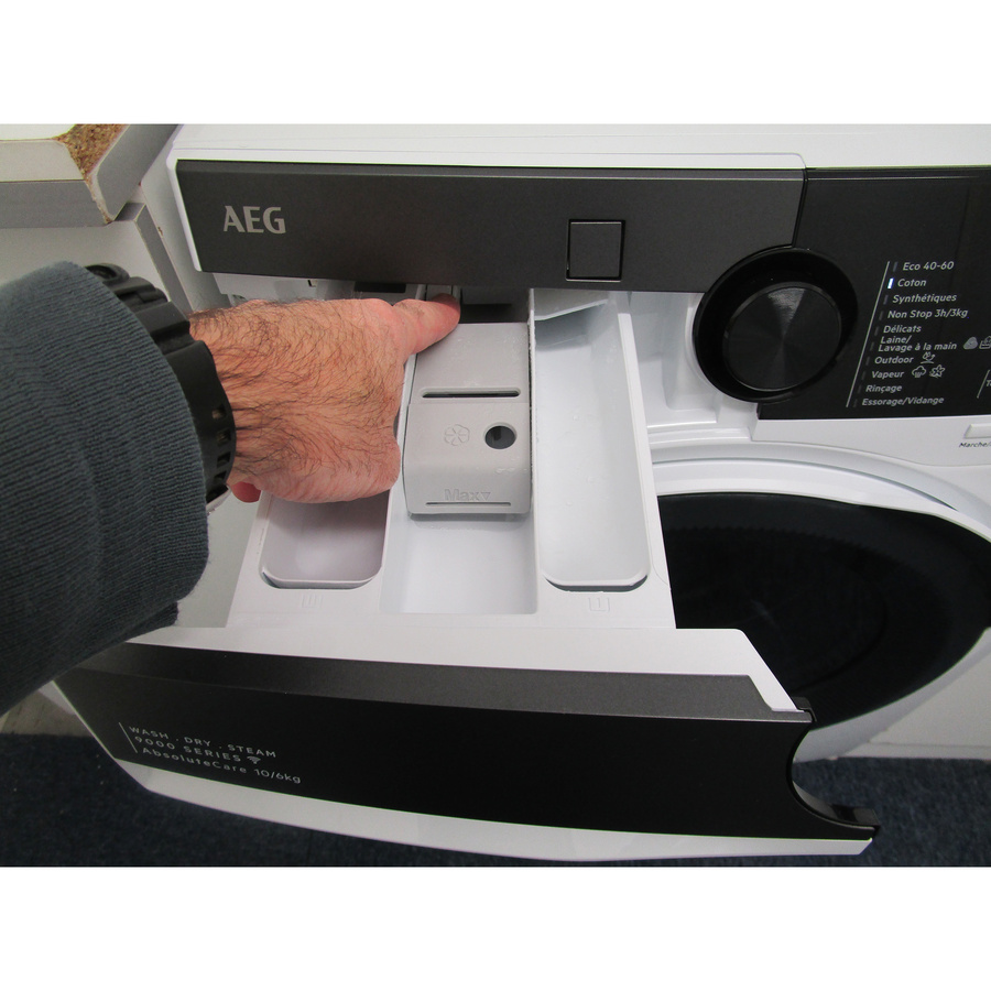 AEG LWR98C166X - Bouton de retrait du bac à produits