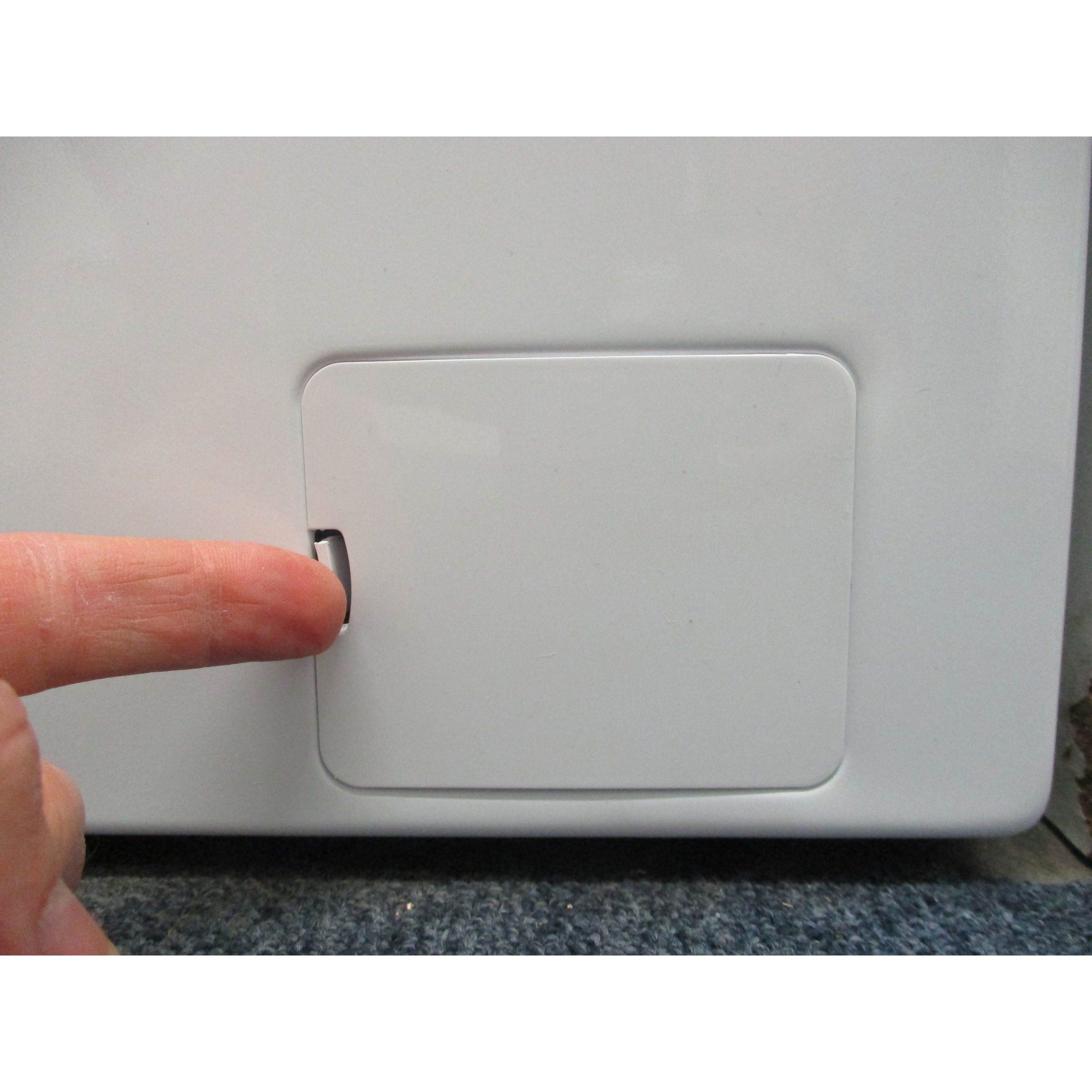 Beko HTE7614YBST - Ouverture de la trappe du filtre de vidange