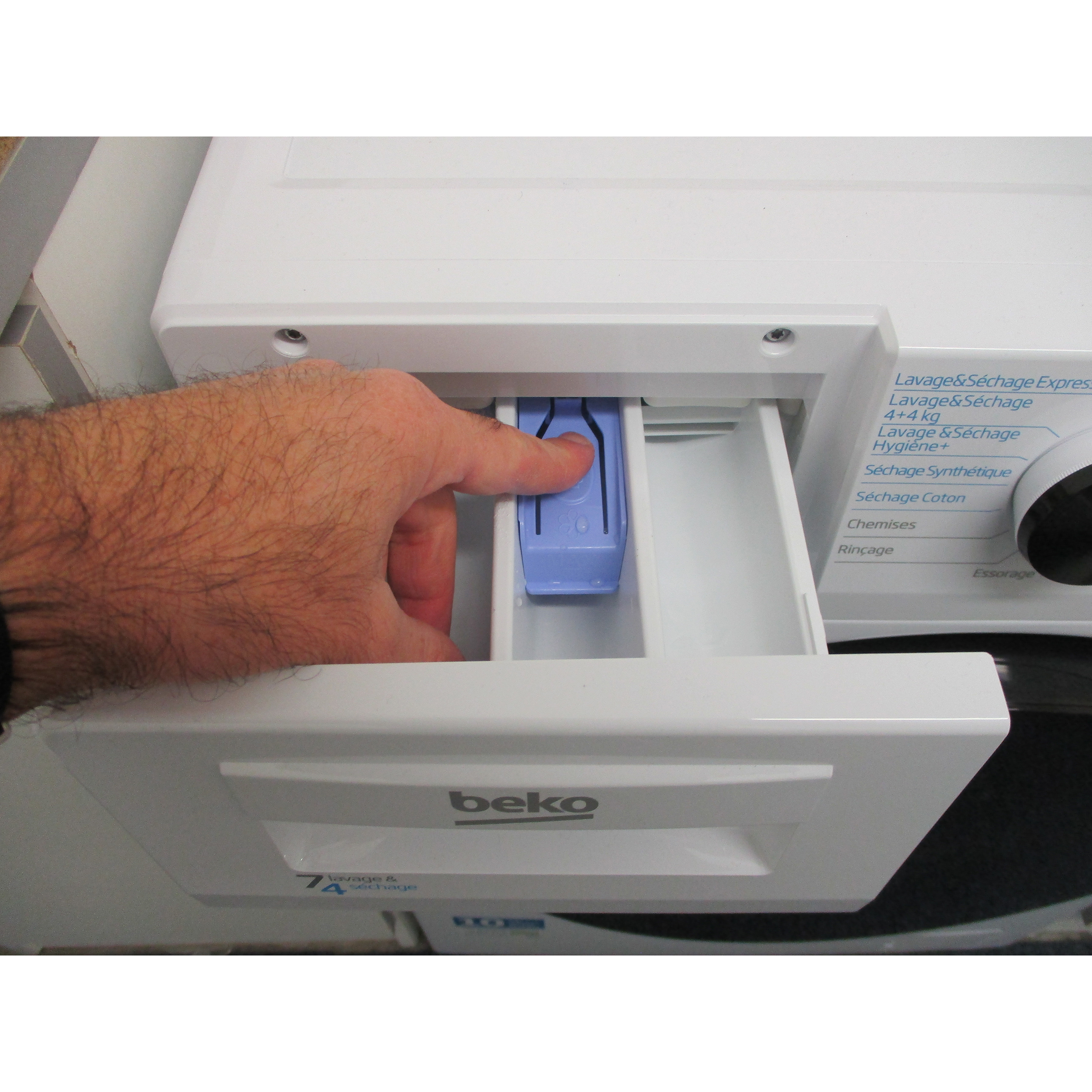 Beko HTE7614YBST - Bouton de retrait du bac à produits