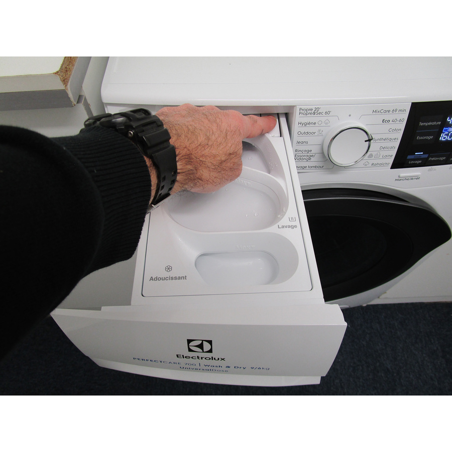 Electrolux EW7W3924SV - Bouton de retrait du bac à produits
