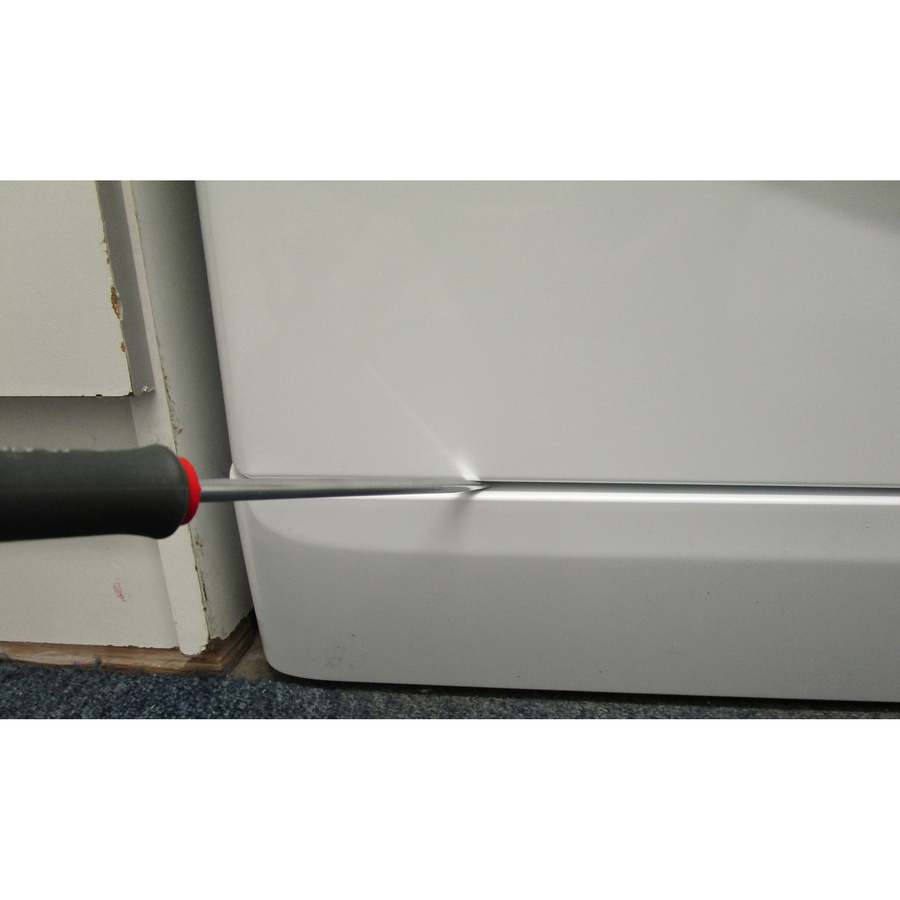 Indesit BDE86435WVFR - Outil nécessaire pour accéder au filtre de vidange