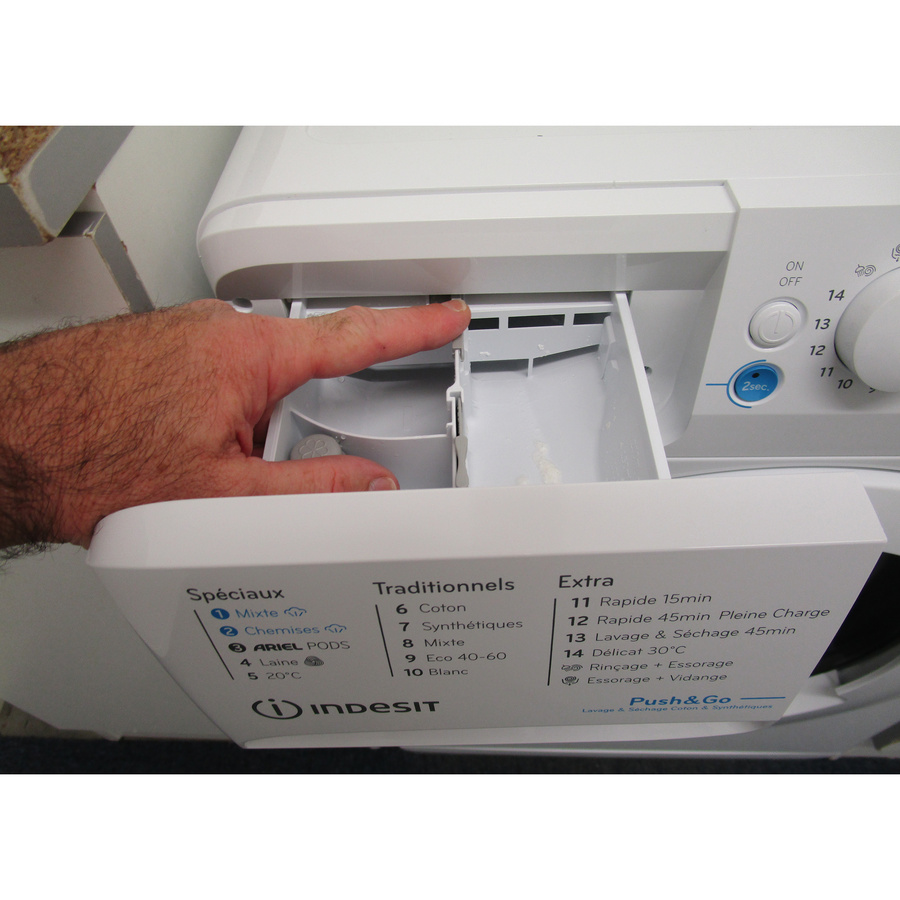 Indesit BDE86435WVFR - Bouton de retrait du bac à produits