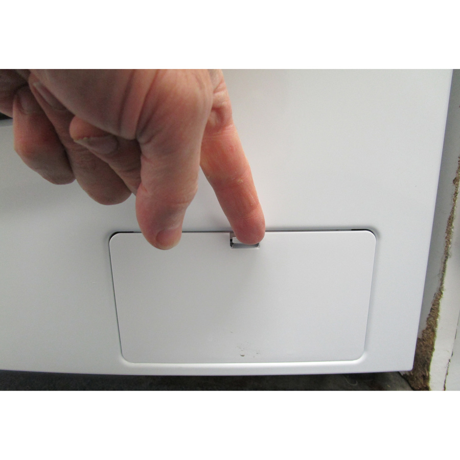 Thomson THWD86140WH2 - Ouverture de la trappe du filtre de vidange